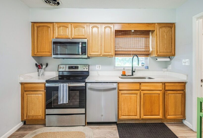 Mid Century Gainesville Getaway: 3 Mi To Uf Campus