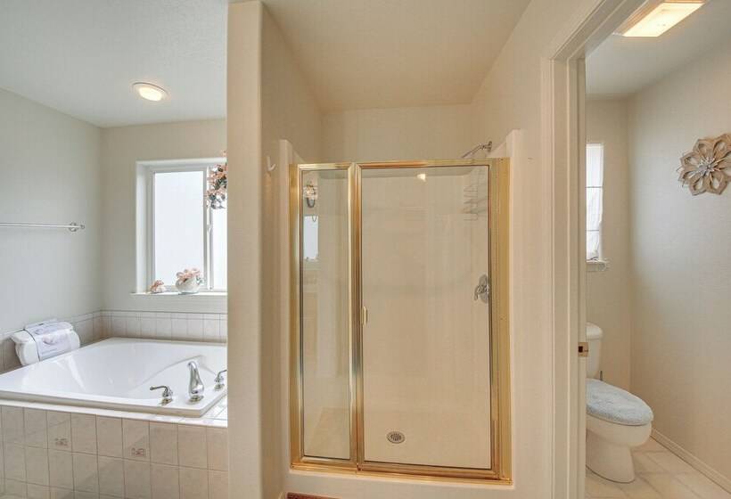 Moyie Springs Home W/ Views, Near Kootenay River!