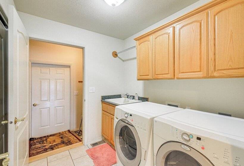 Moyie Springs Home W/ Views, Near Kootenay River!