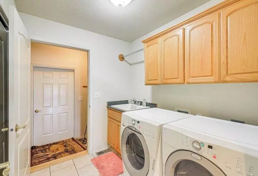 Moyie Springs Home W/ Views, Near Kootenay River!