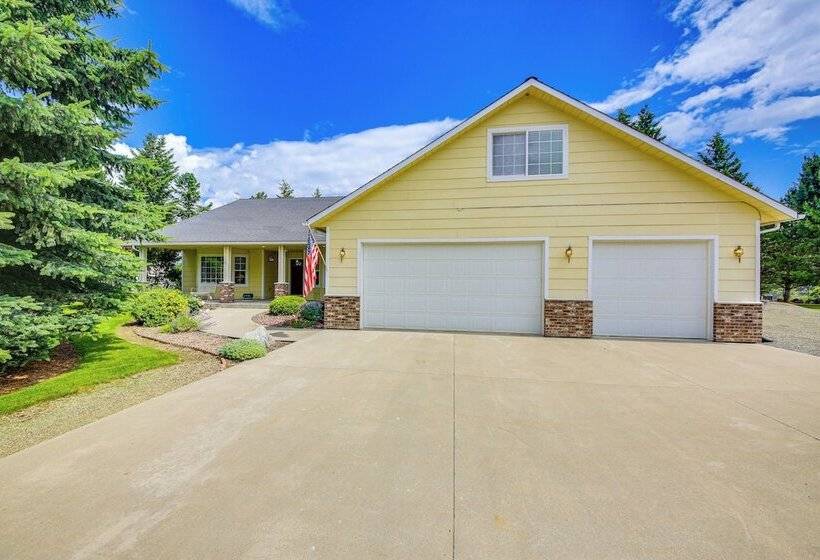 Moyie Springs Home W/ Views, Near Kootenay River!