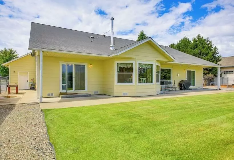 Moyie Springs Home W/ Views, Near Kootenay River!