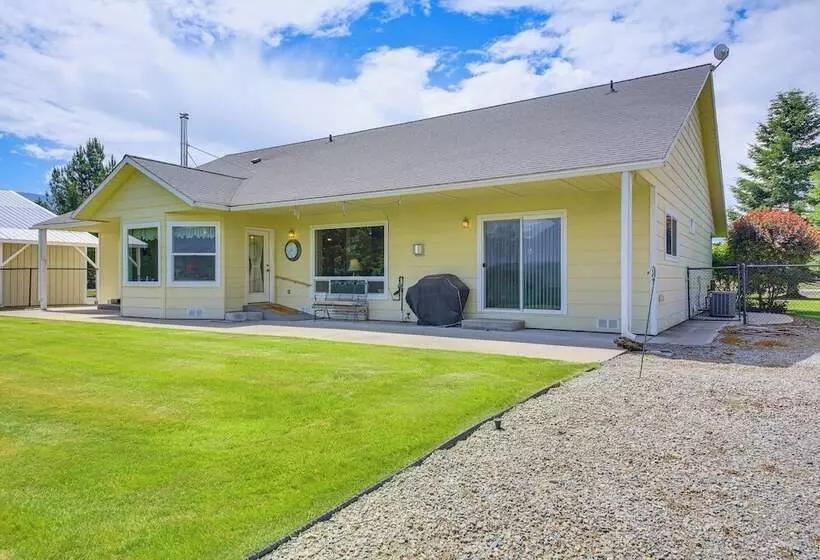 Moyie Springs Home W/ Views, Near Kootenay River!