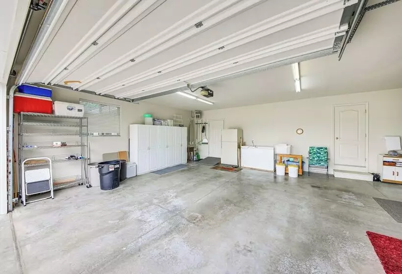 Moyie Springs Home W/ Views, Near Kootenay River!