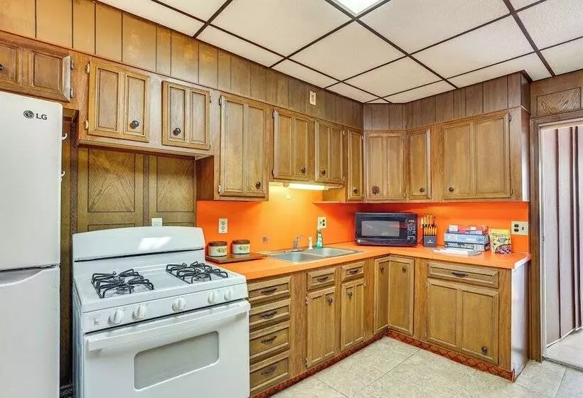 Pet Friendly Mt Carmel Home: Playroom, Fenced Yard