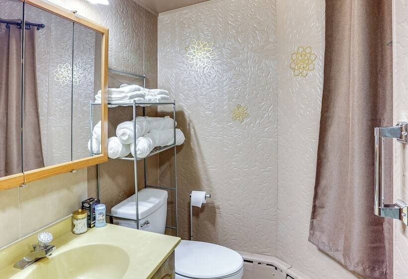 Pet Friendly Mt Carmel Home: Playroom, Fenced Yard