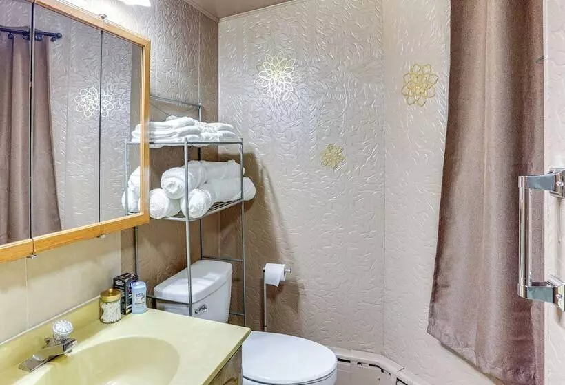 Pet Friendly Mt Carmel Home: Playroom, Fenced Yard