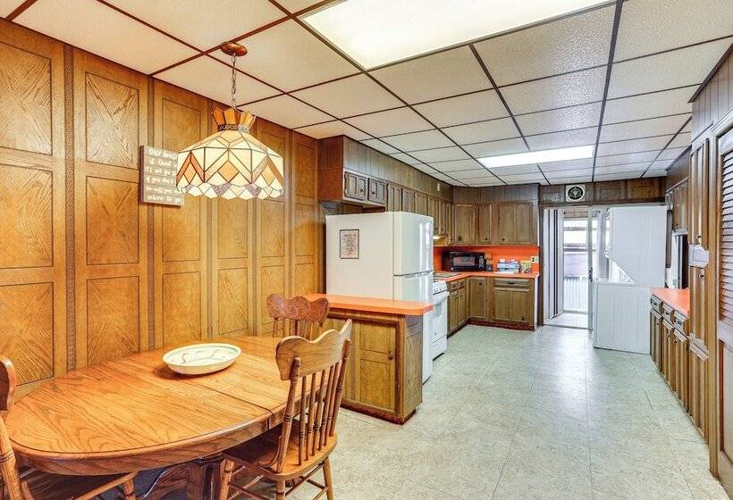 Pet Friendly Mt Carmel Home: Playroom, Fenced Yard