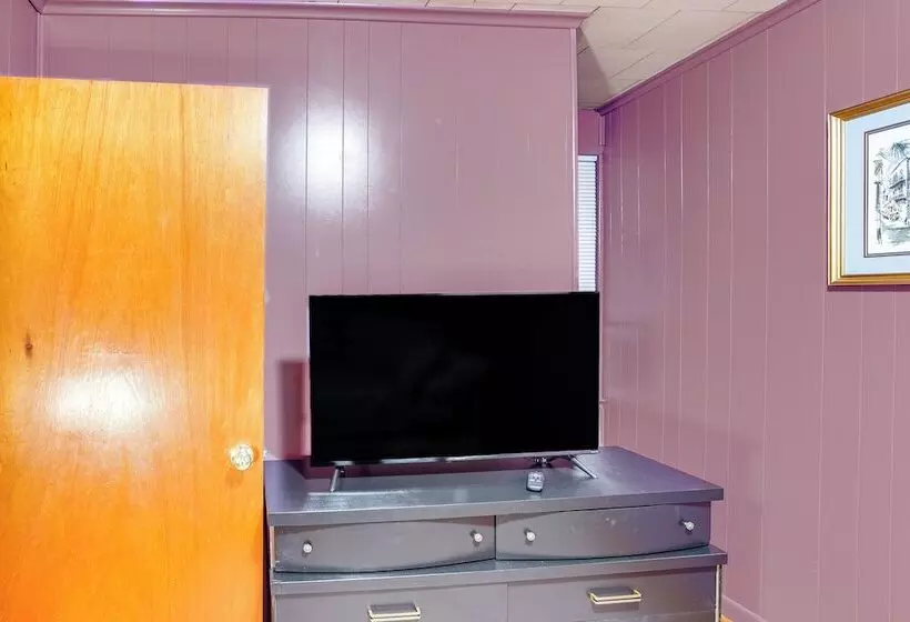 Pet Friendly Mt Carmel Home: Playroom, Fenced Yard