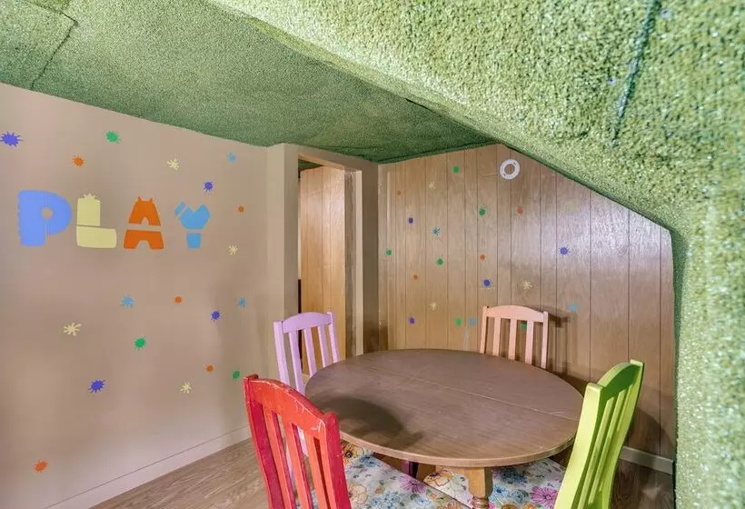 Pet Friendly Mt Carmel Home: Playroom, Fenced Yard