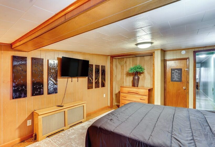 Pet Friendly Mt Carmel Home: Playroom, Fenced Yard