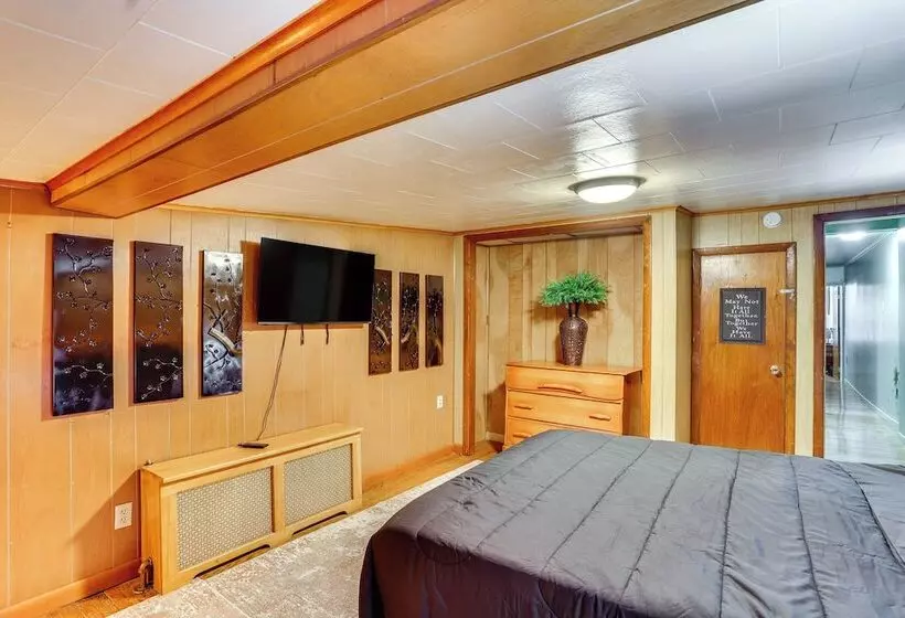 Pet Friendly Mt Carmel Home: Playroom, Fenced Yard