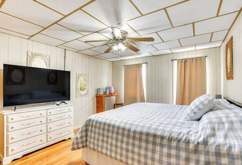 Pet Friendly Mt Carmel Home: Playroom, Fenced Yard