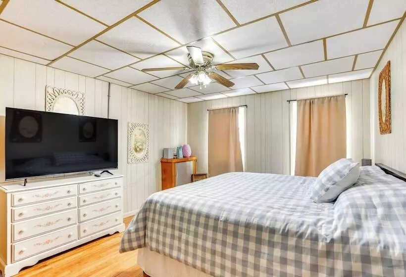 Pet Friendly Mt Carmel Home: Playroom, Fenced Yard