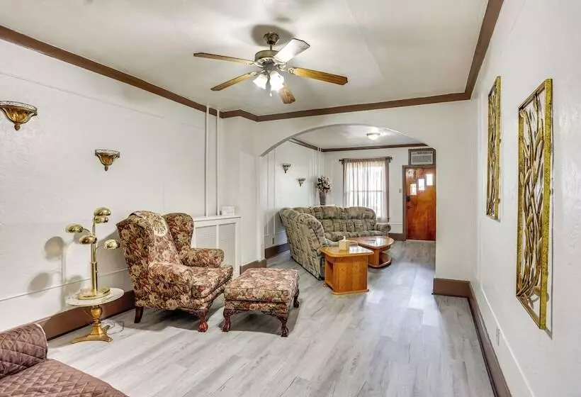 Pet Friendly Mt Carmel Home: Playroom, Fenced Yard