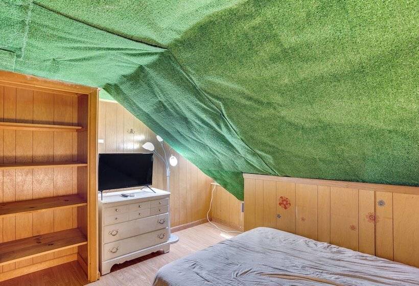 Pet Friendly Mt Carmel Home: Playroom, Fenced Yard