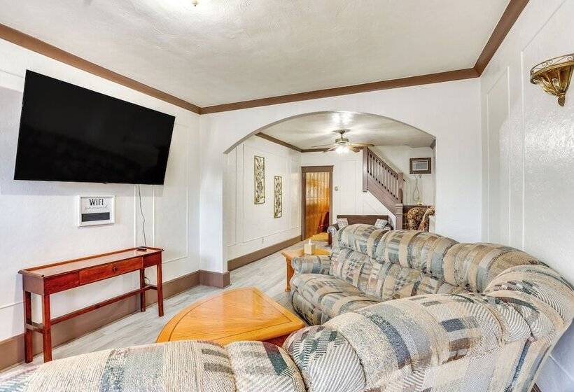 Pet Friendly Mt Carmel Home: Playroom, Fenced Yard