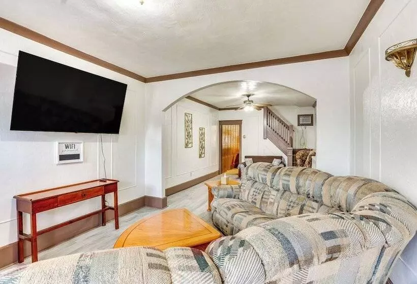 Pet Friendly Mt Carmel Home: Playroom, Fenced Yard