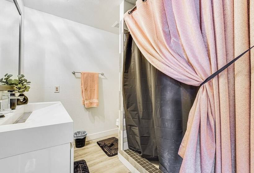 Phoenix Home W/ Patio & Mtn Views!