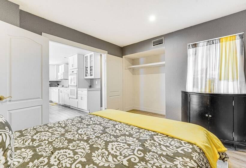 Phoenix Home W/ Patio & Mtn Views!