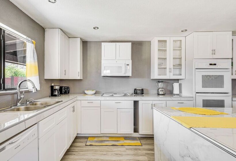 Phoenix Home W/ Patio & Mtn Views!