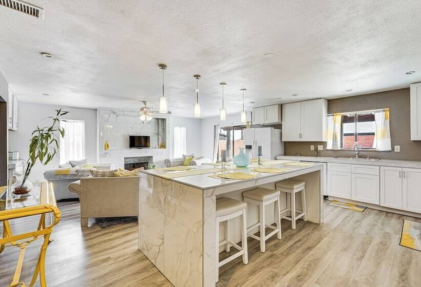 Phoenix Home W/ Patio & Mtn Views!