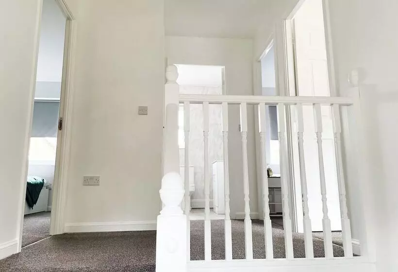 Residenssi Essex Spacious House