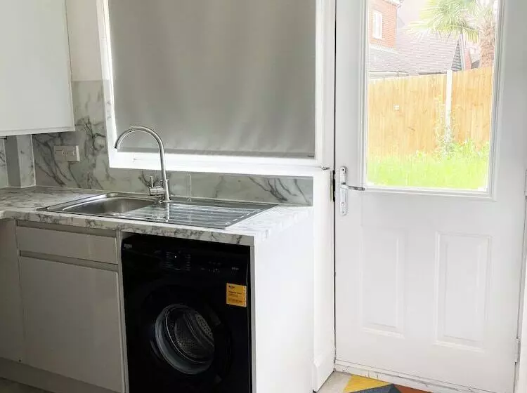 Residenssi Essex Spacious House