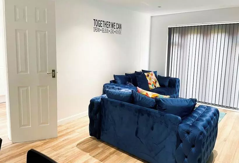 Residenssi Essex Spacious House