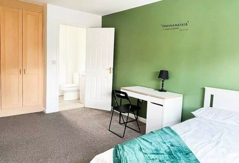 Residenssi Essex Spacious House