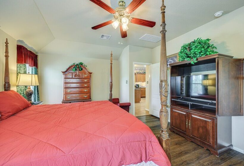 San Antonio Home   Outdoor Oasis & Greenbelt Views