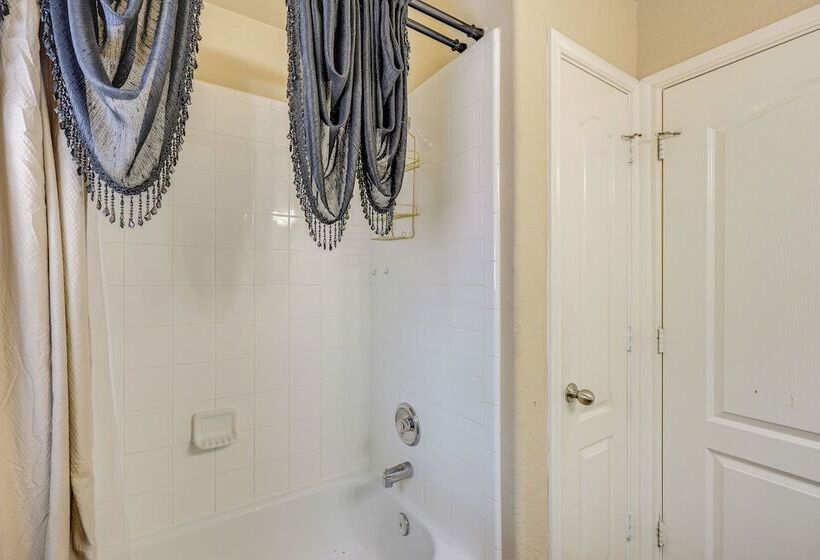 San Antonio Home   Outdoor Oasis & Greenbelt Views