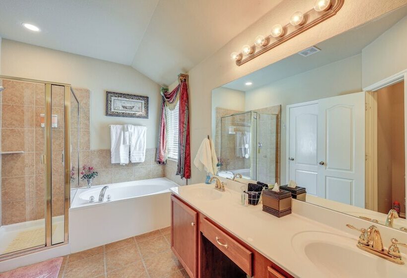 San Antonio Home   Outdoor Oasis & Greenbelt Views