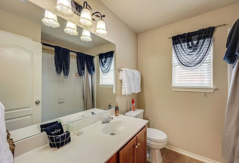 San Antonio Home   Outdoor Oasis & Greenbelt Views