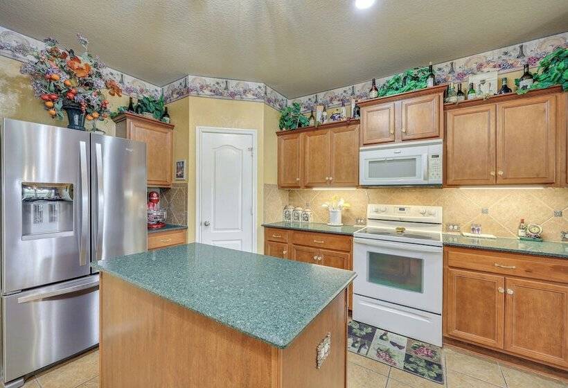 San Antonio Home   Outdoor Oasis & Greenbelt Views