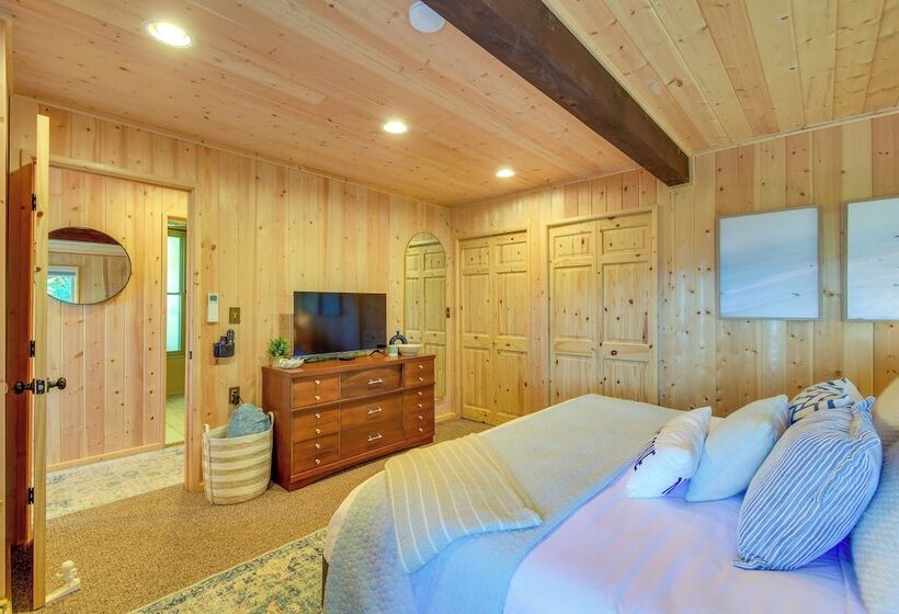 Scenic Hood Canal Home W/ Private Beach & Hot Tub!