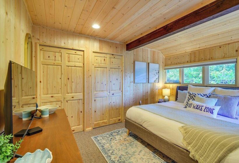 Scenic Hood Canal Home W/ Private Beach & Hot Tub!