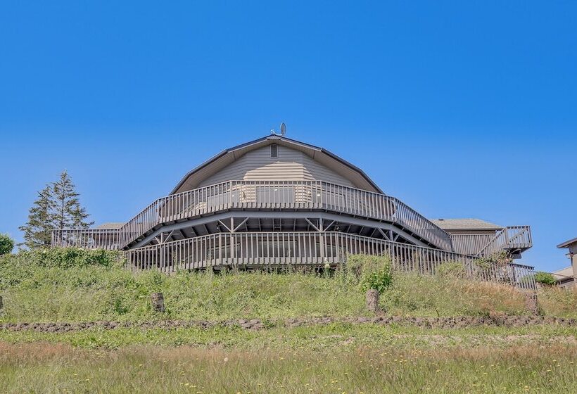 Spacious Camano Home W/ Hot Tub & Water Views!