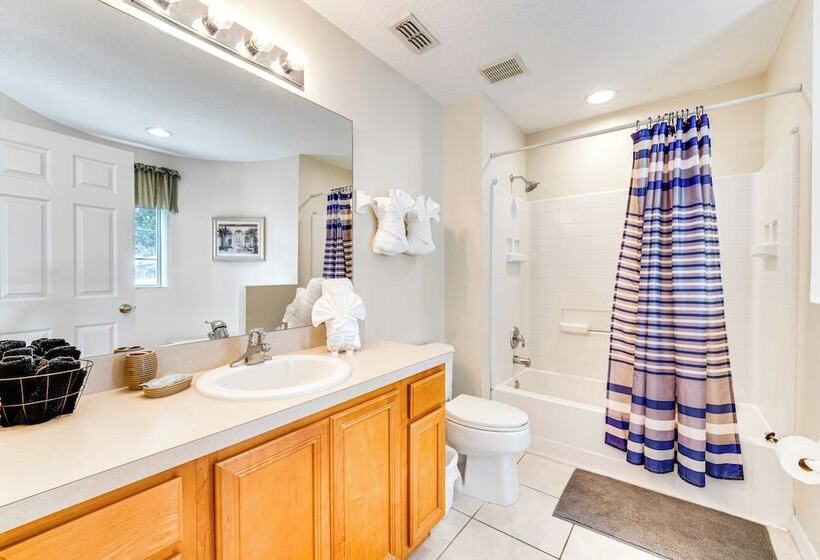 6 Mi To Disney World: Spacious Kissimmee Retreat!