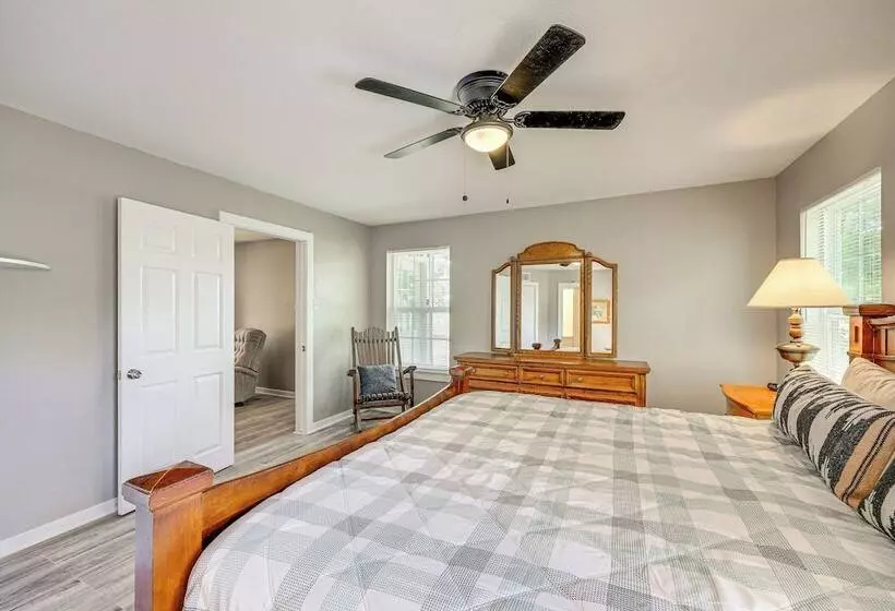 Bandera Carriage House W/ Medina River Access!