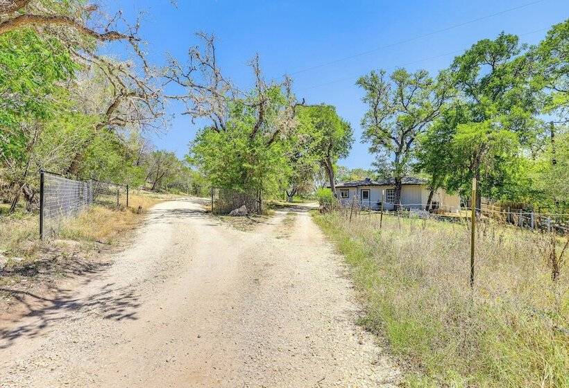 Bandera Carriage House W/ Medina River Access!