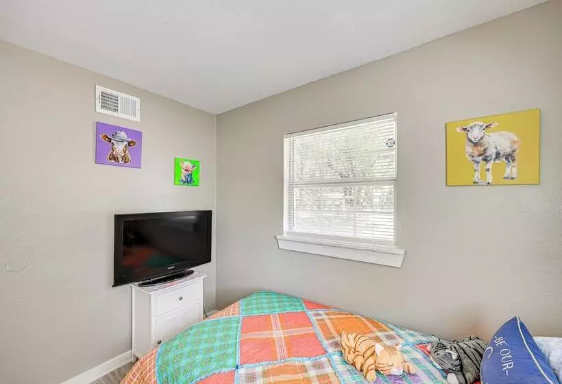 Bandera Carriage House W/ Medina River Access!