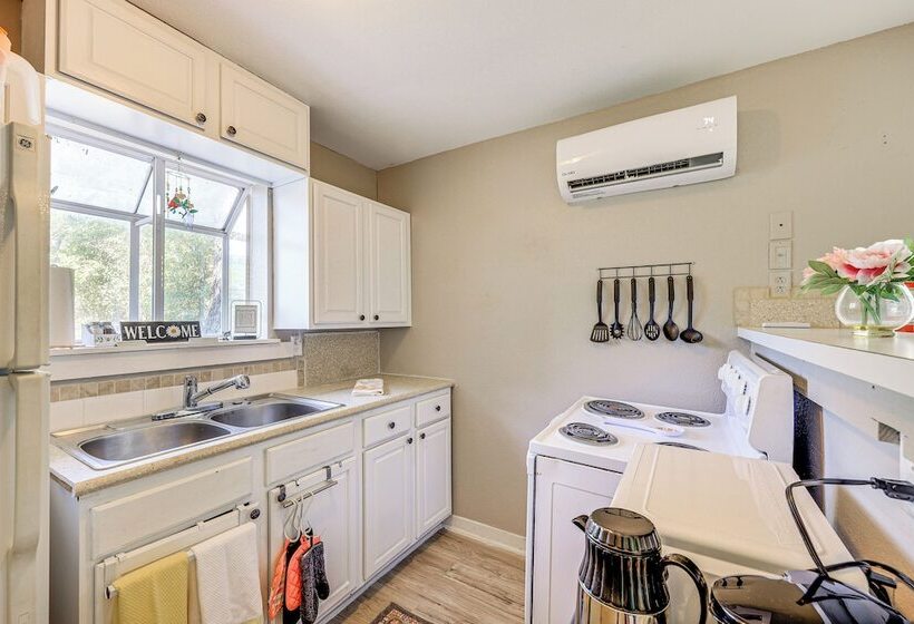 Bandera Carriage House W/ Medina River Access!