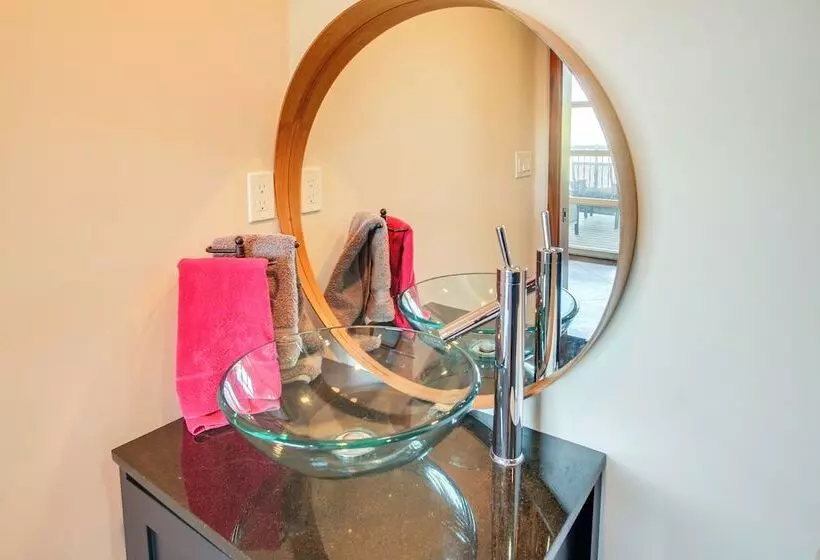 Beautiful Lake Coeur D Alene Retreat: Deck & View!