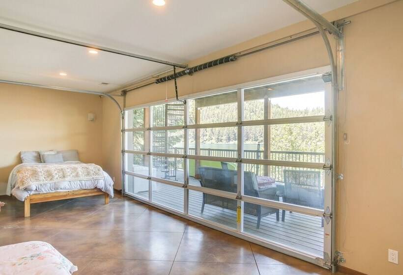 Beautiful Lake Coeur D Alene Retreat: Deck & View!