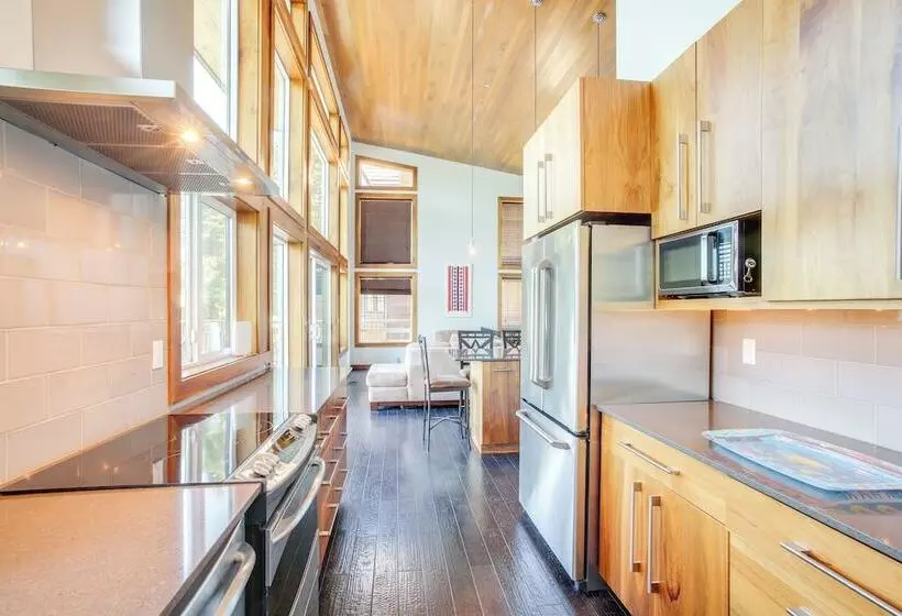 Beautiful Lake Coeur D Alene Retreat: Deck & View!