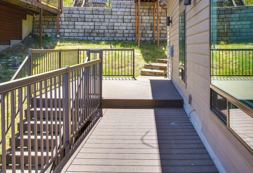 Beautiful Lake Coeur D Alene Retreat: Deck & View!