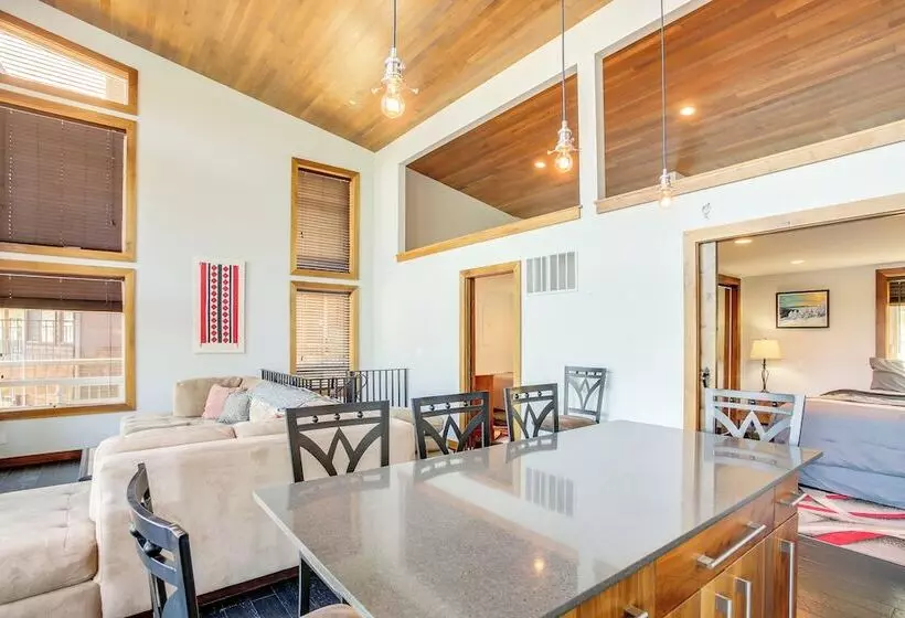 Beautiful Lake Coeur D Alene Retreat: Deck & View!