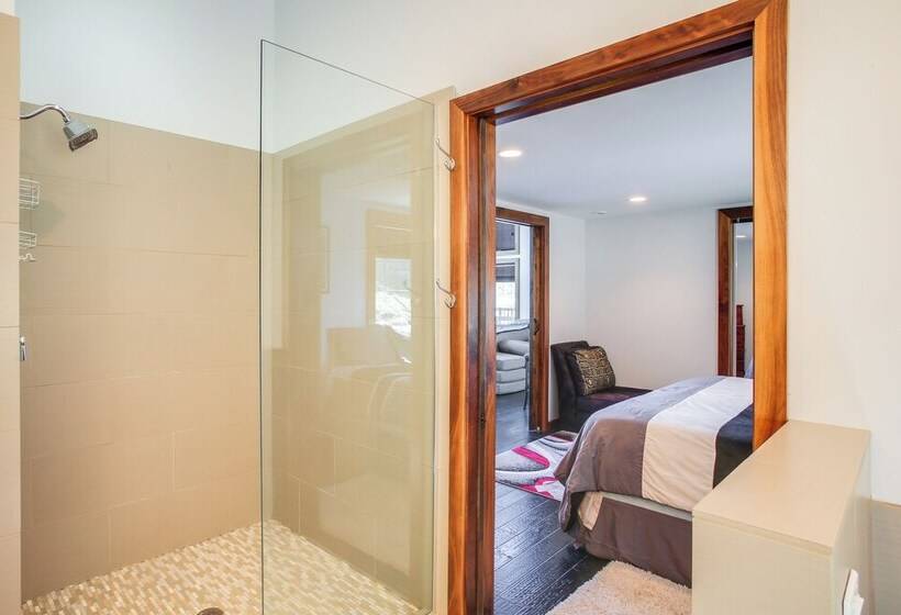 Beautiful Lake Coeur D Alene Retreat: Deck & View!