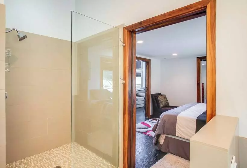 Beautiful Lake Coeur D Alene Retreat: Deck & View!